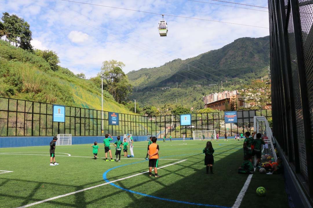 Imagen niños jugando fútbol (1)