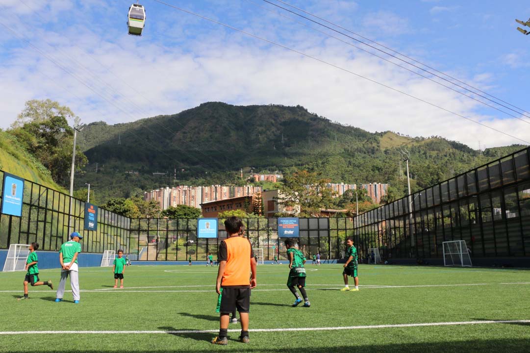 Imagen niños jugando fútbol (9)