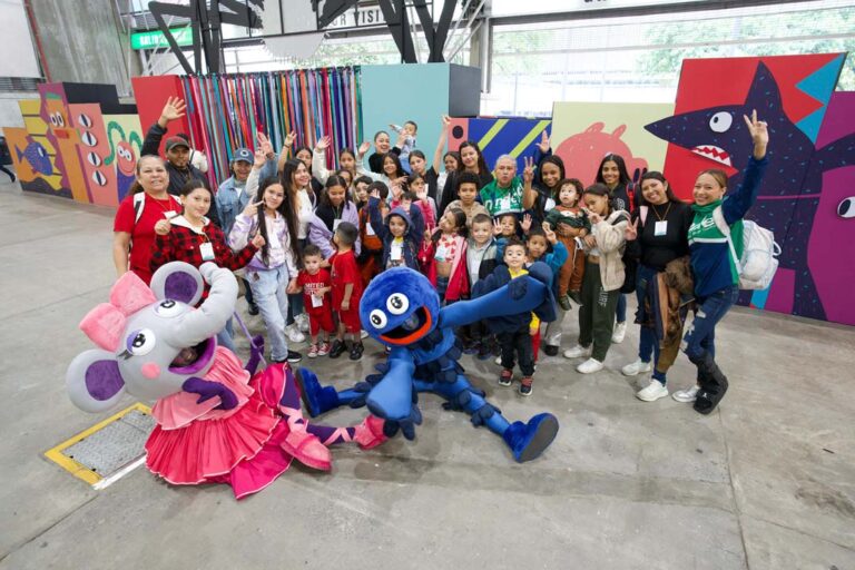 Imagen niños y muñecos Festival Buen Comienzo