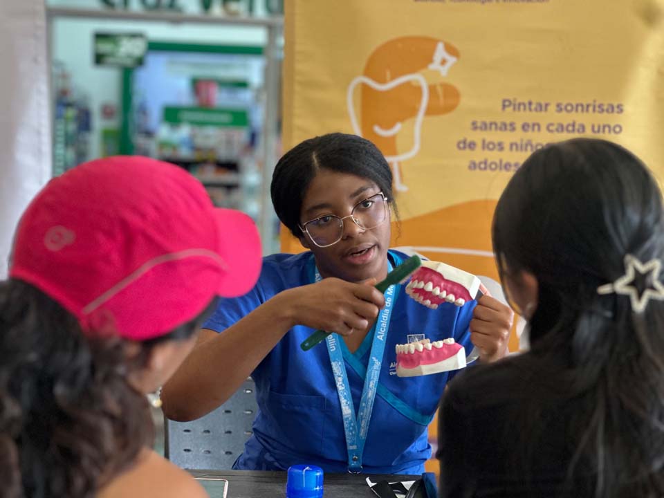 Imagen persona de salud enseñando cepillar dientes