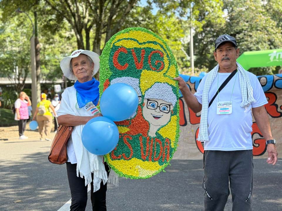 Imagen personas mayores participaron en la caminata (1)