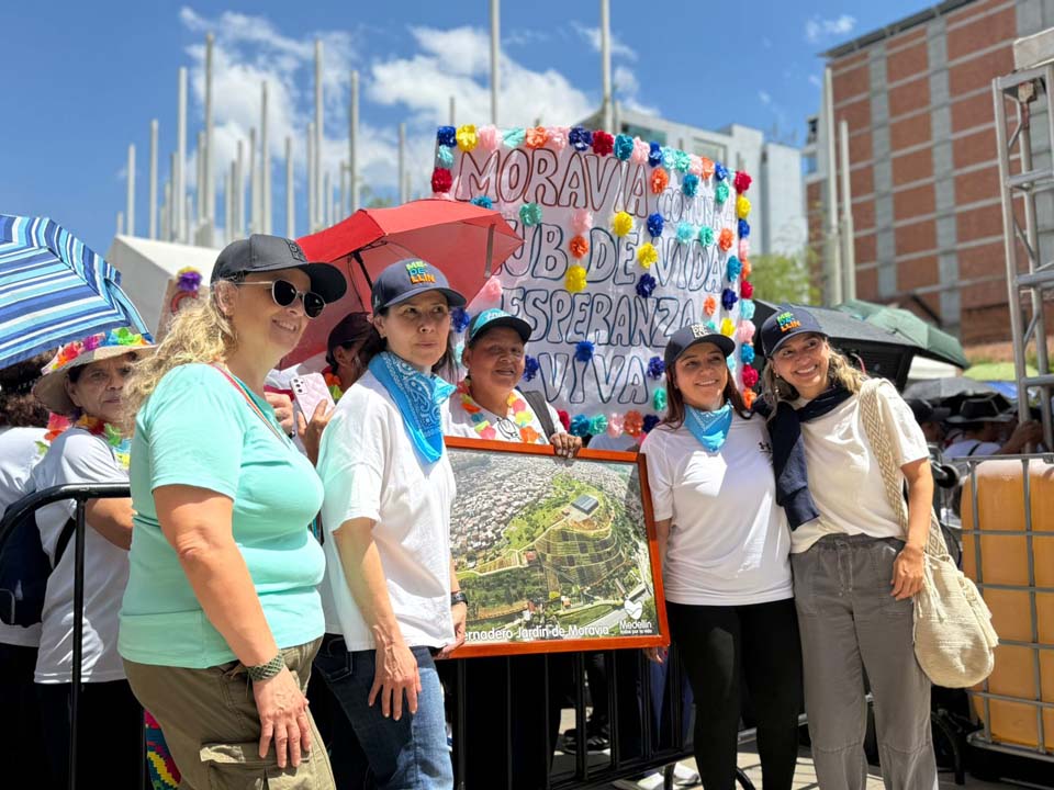 Imagen personas mayores participaron en la caminata (4)