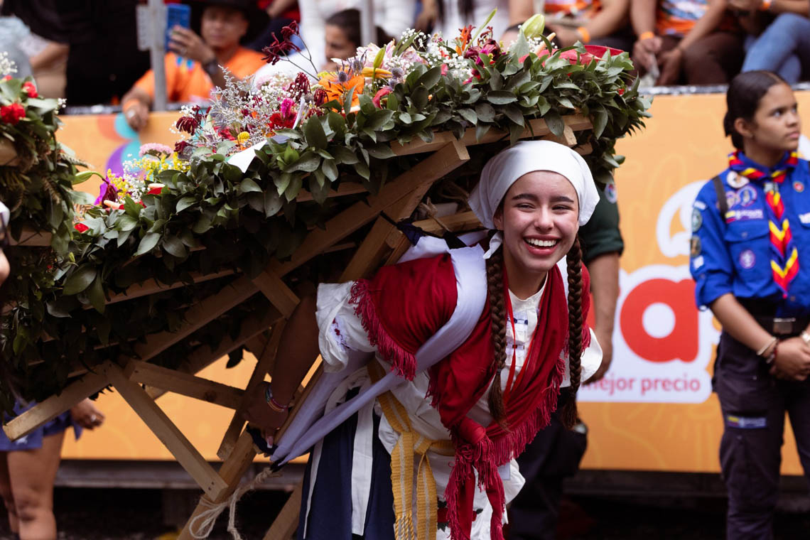 Imagen silletera sonriente en Desfile de Silleteros de la Feria de las Flores