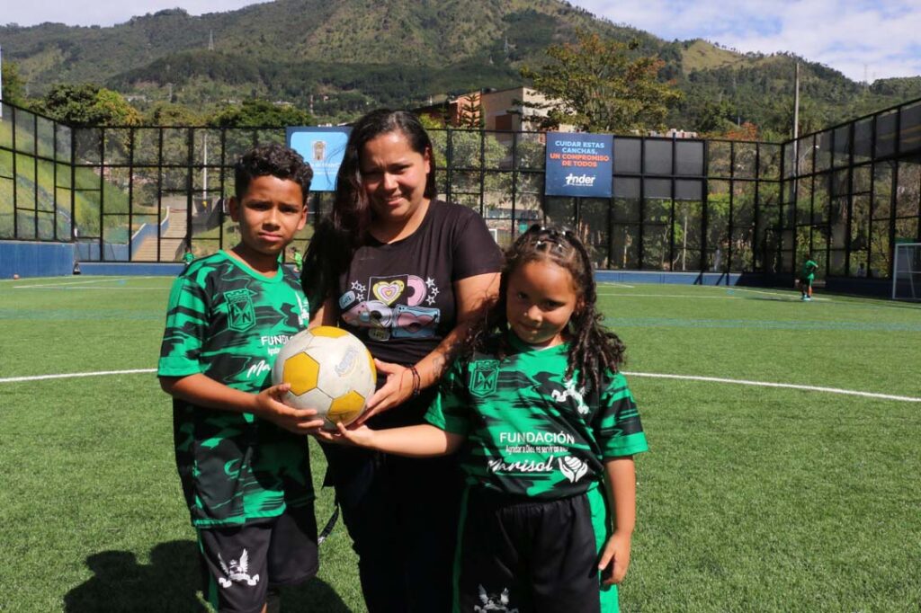 imagen Darwin con su mamá y hermana (4)