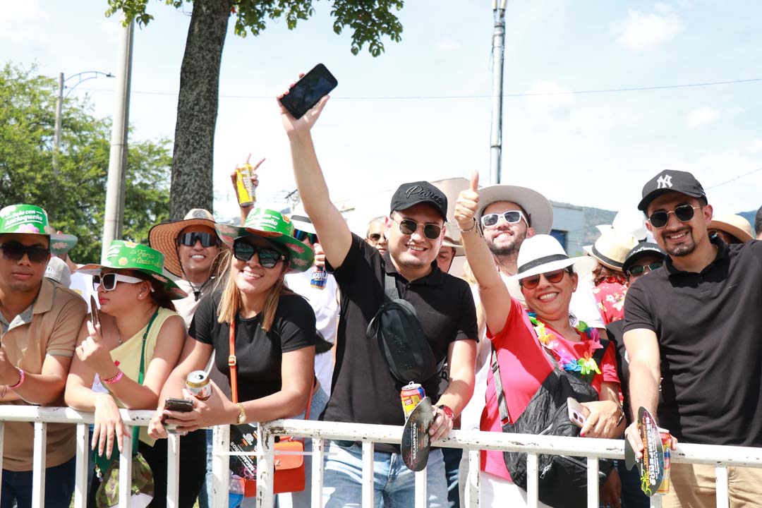 imagen de asistentes del desfile (2)