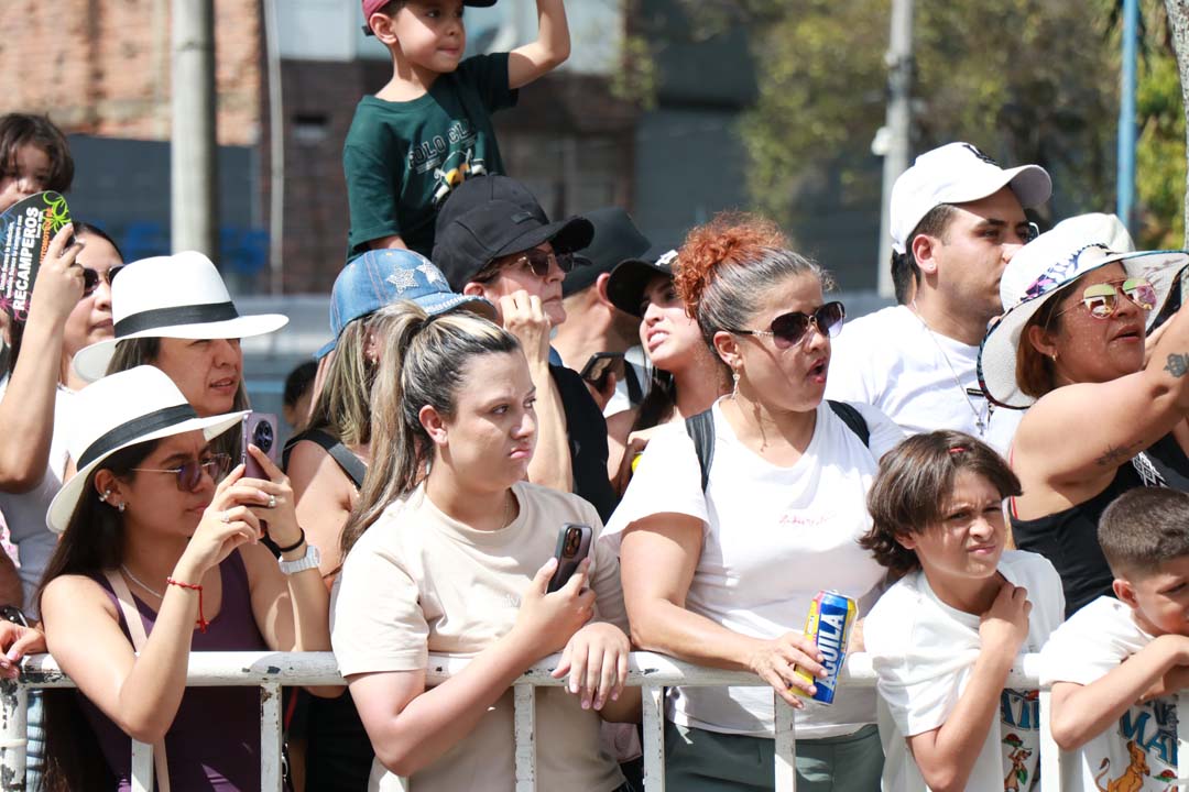 imagen de asistentes del desfile viendo a los bailarines