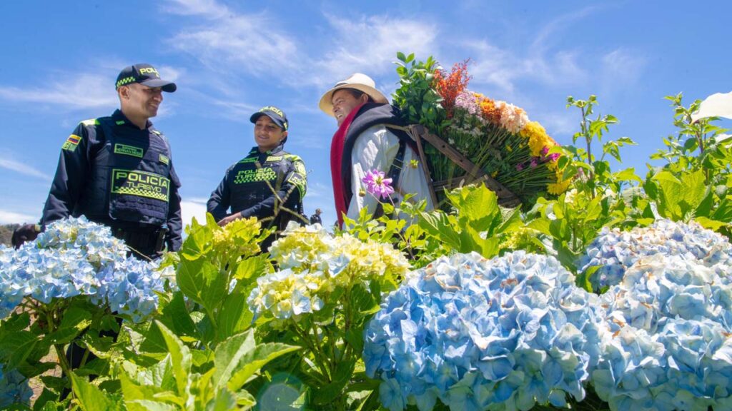 imagen policías custodiando la Feria de las Flores 2025 (2)
