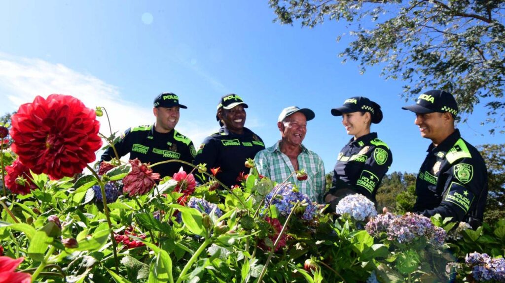 imagen policías custodiando la Feria de las Flores 2025 (3)