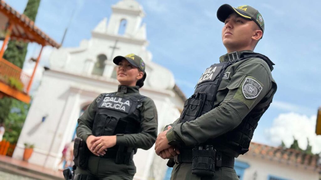 imagen policías custodiando la Feria de las Flores 2025 (5)