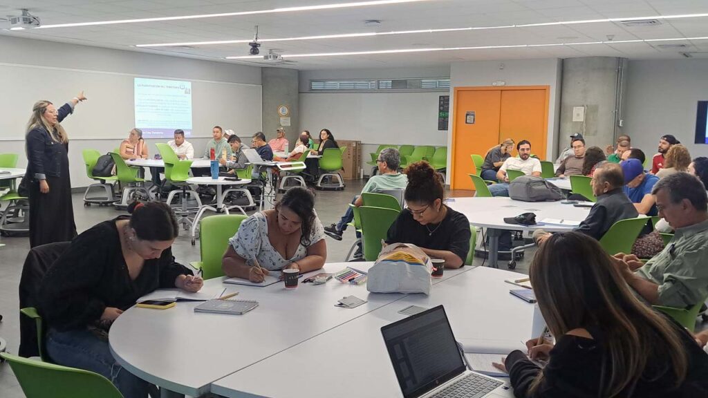 Imagen Líderes de Medellín se forman para participar en la revisión del Plan de Ordenamiento Territorial (1)