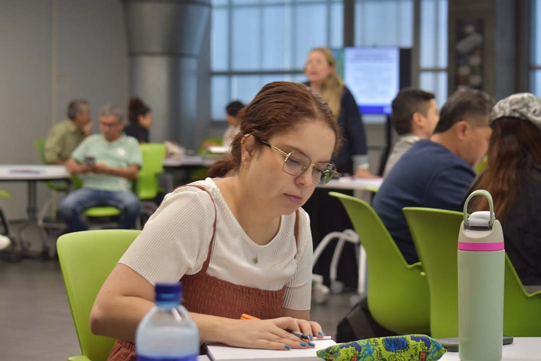 Imagen Líderes de Medellín se forman para participar en la revisión foto 3