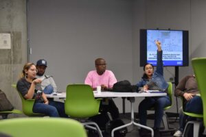 Imagen Líderes de Medellín se forman para participar en la revisión ppal