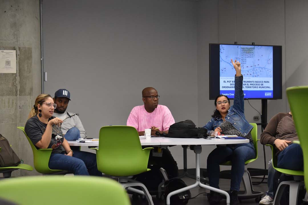 Imagen Líderes de Medellín se forman para participar en la revisión ppal