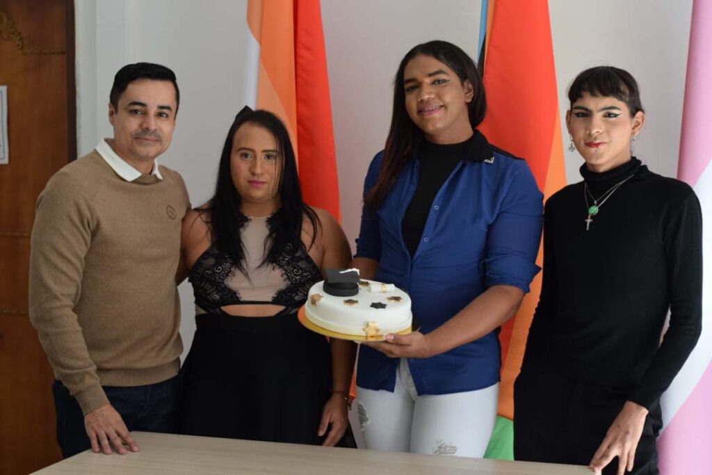 Imagen Voces que florecen en la estrategia AAA Egar Yepes, Gerente de Diversidades. Ariadna Sofía Vélez. Yuliana Molina. Lillith Manzano.