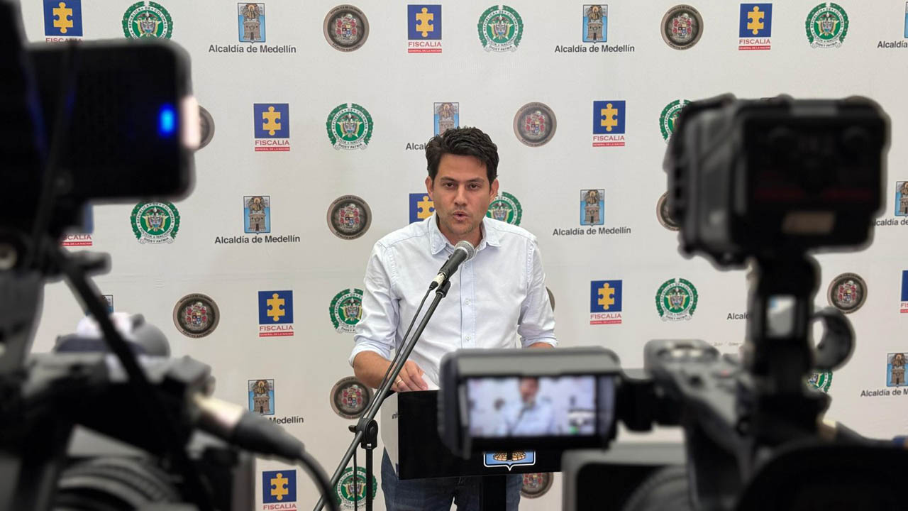 Imagen de Secretario de Seguridad con medios de comunicación