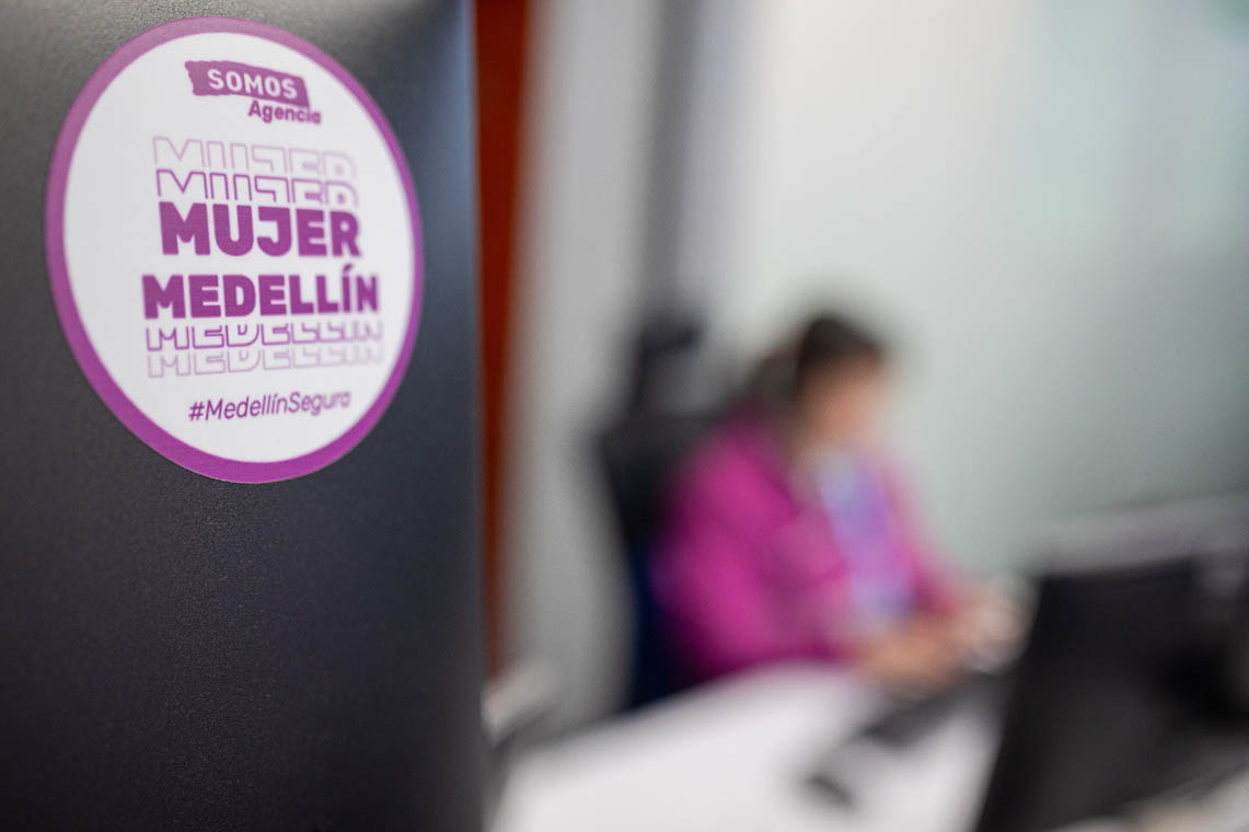 Imagen de adhesivo Mujer Medellín