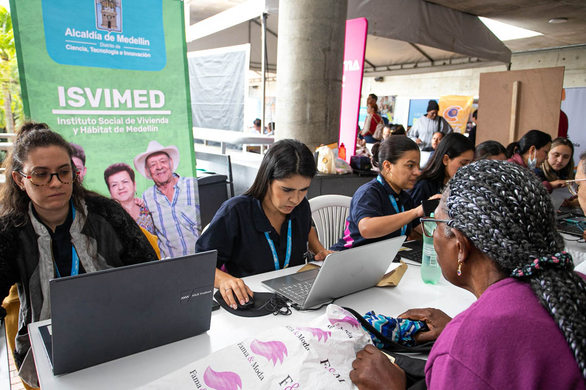 Imagen de asesores de Isvimed asesorando a ciudadana