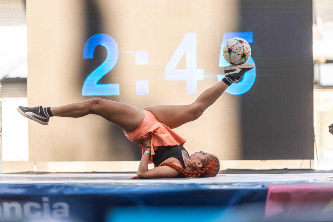 Imagen de deportista femenina de fútbol freestyle