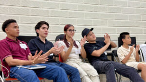 Imagen de estudiantes participando de una dinámica