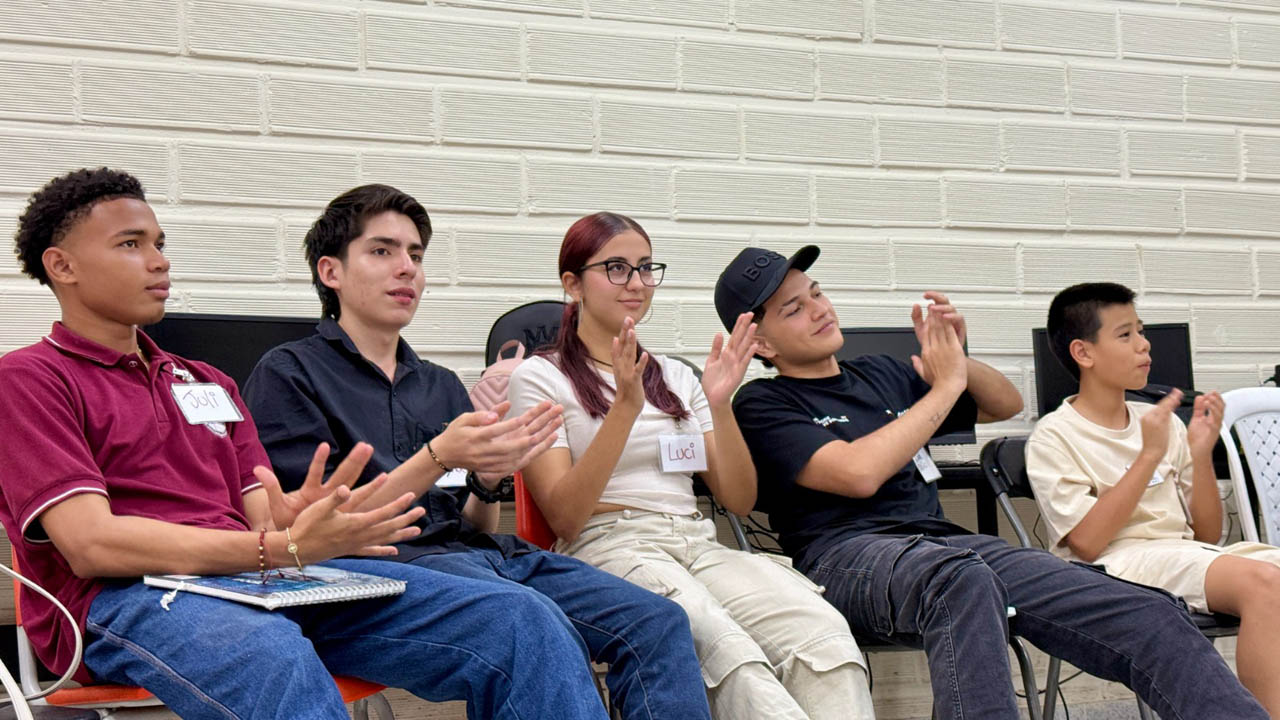 Imagen de estudiantes participando de una dinámica
