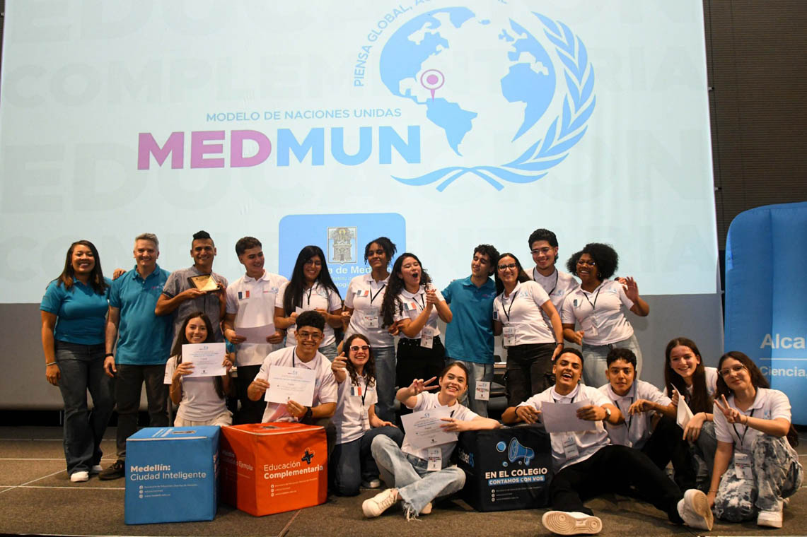 Imagen de estudiantes y participantes en evento de la ONU
