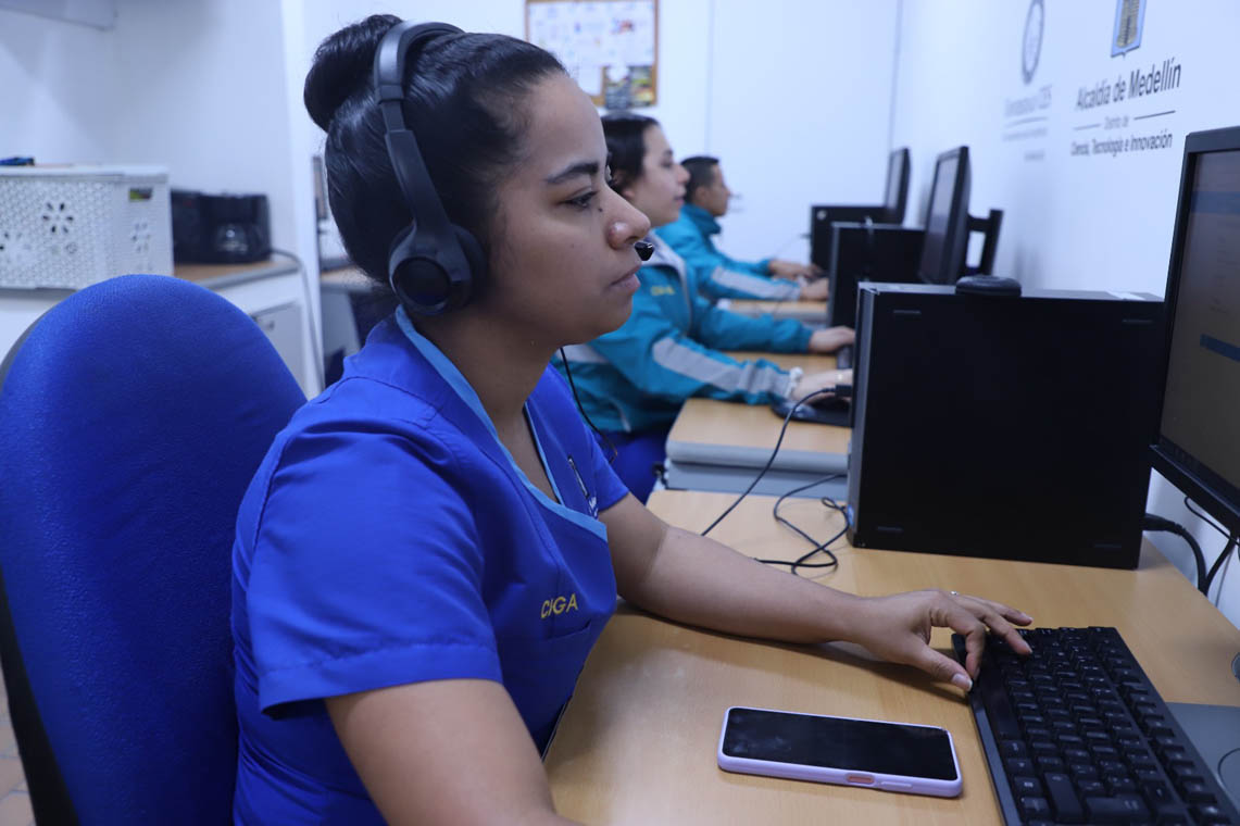 Imagen de funcionaria en computador de call center