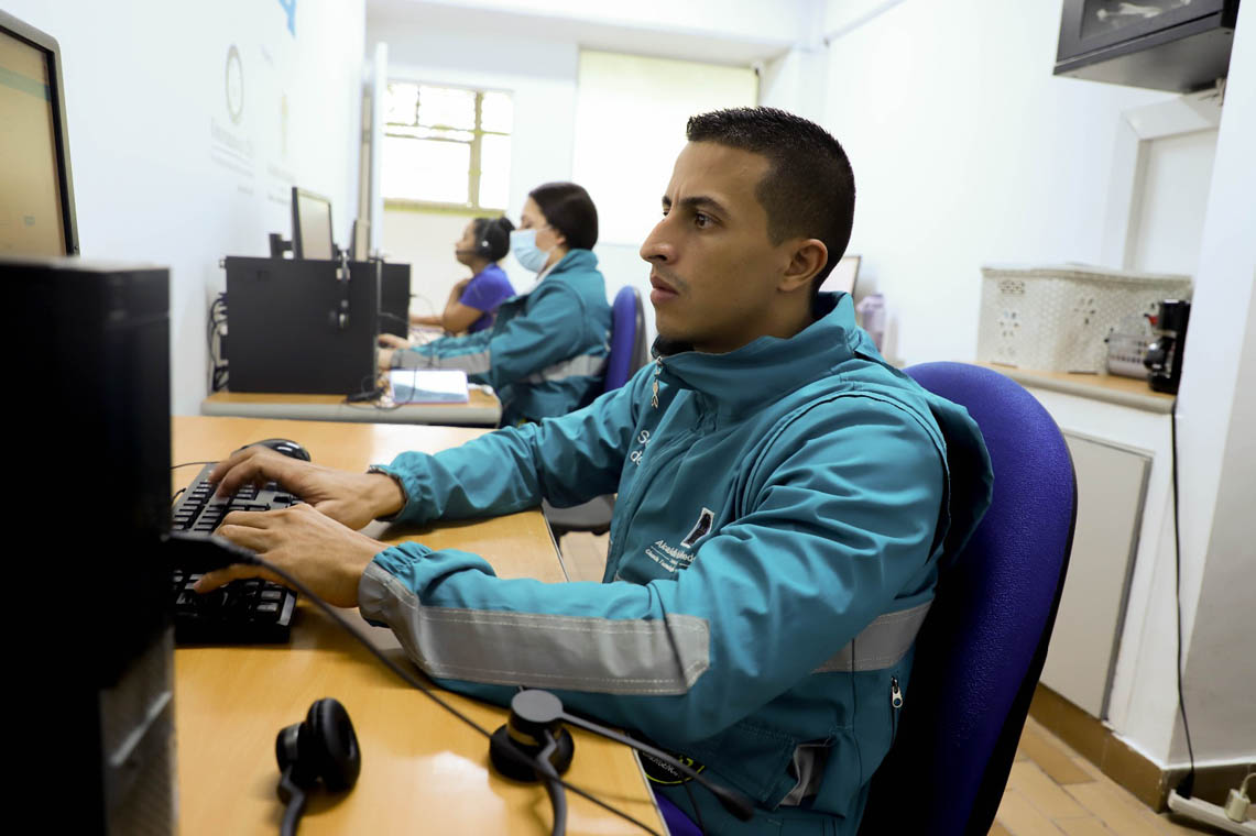 Imagen de funcionario en computador de call center