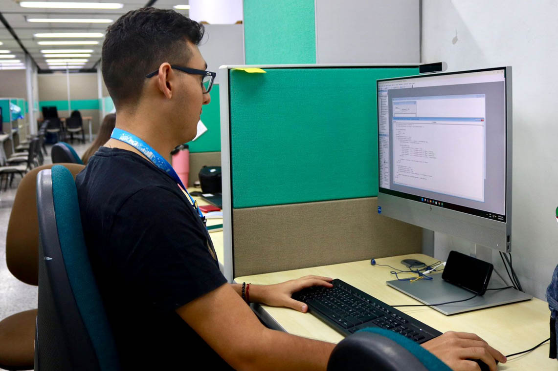 Imagen de funcionario en computador