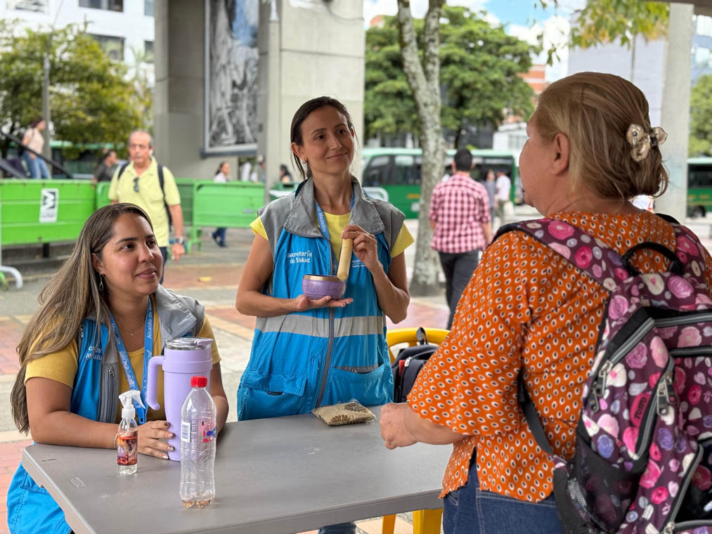 Imagen de funcionarios atendiendo a ciudadana