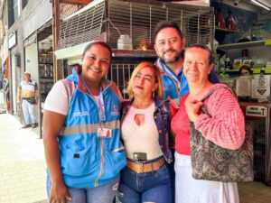 Imagen de funcionarios con ciudadanos