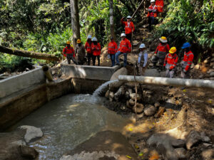 Imagen de funcionarios en planta de agua potable