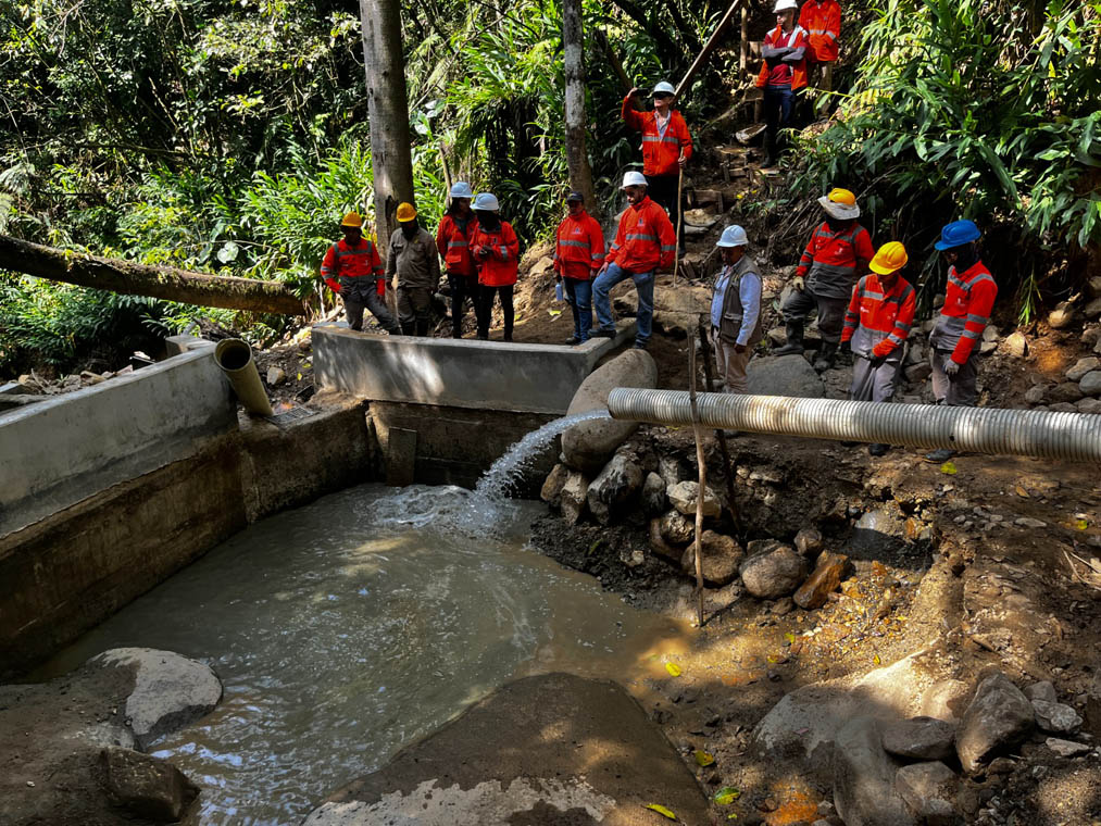 Imagen de funcionarios en planta de agua potable