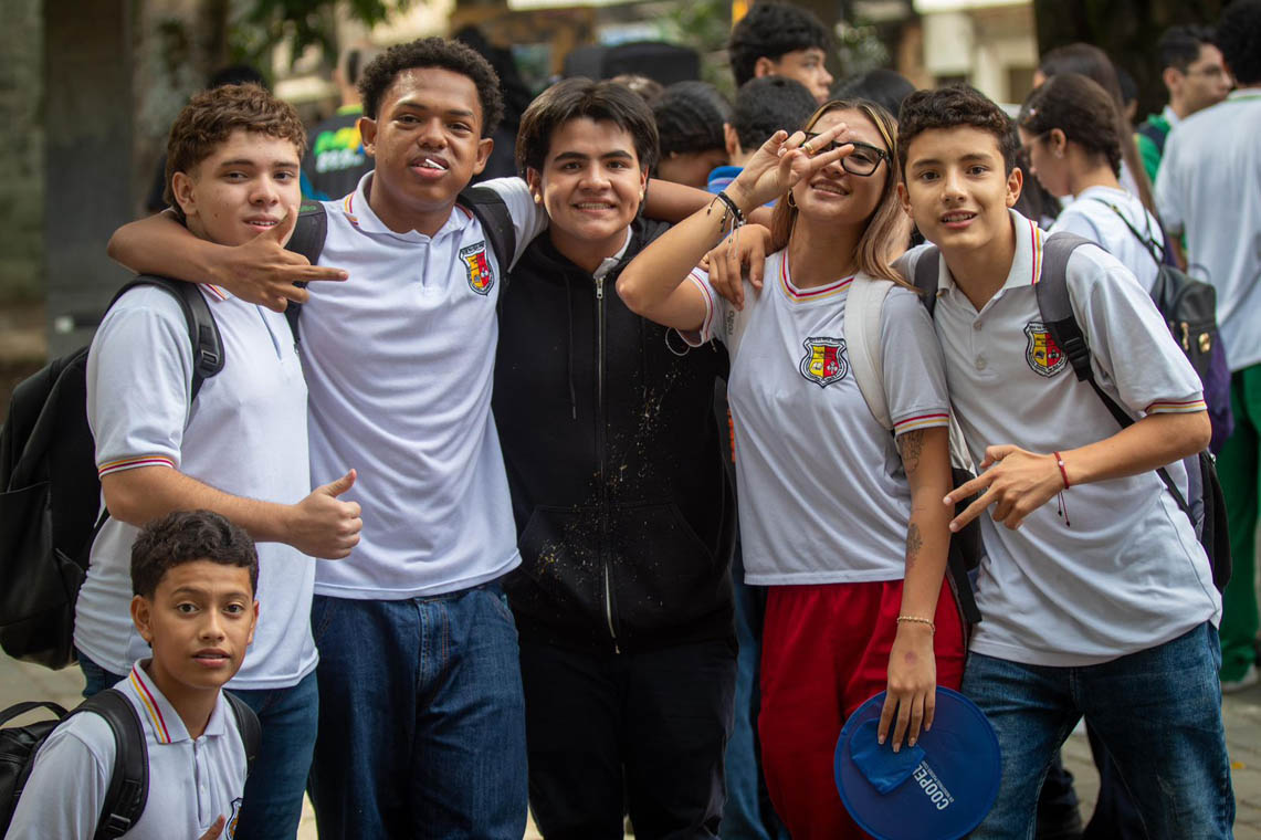 Imagen de grupo de estudiantes de colegio