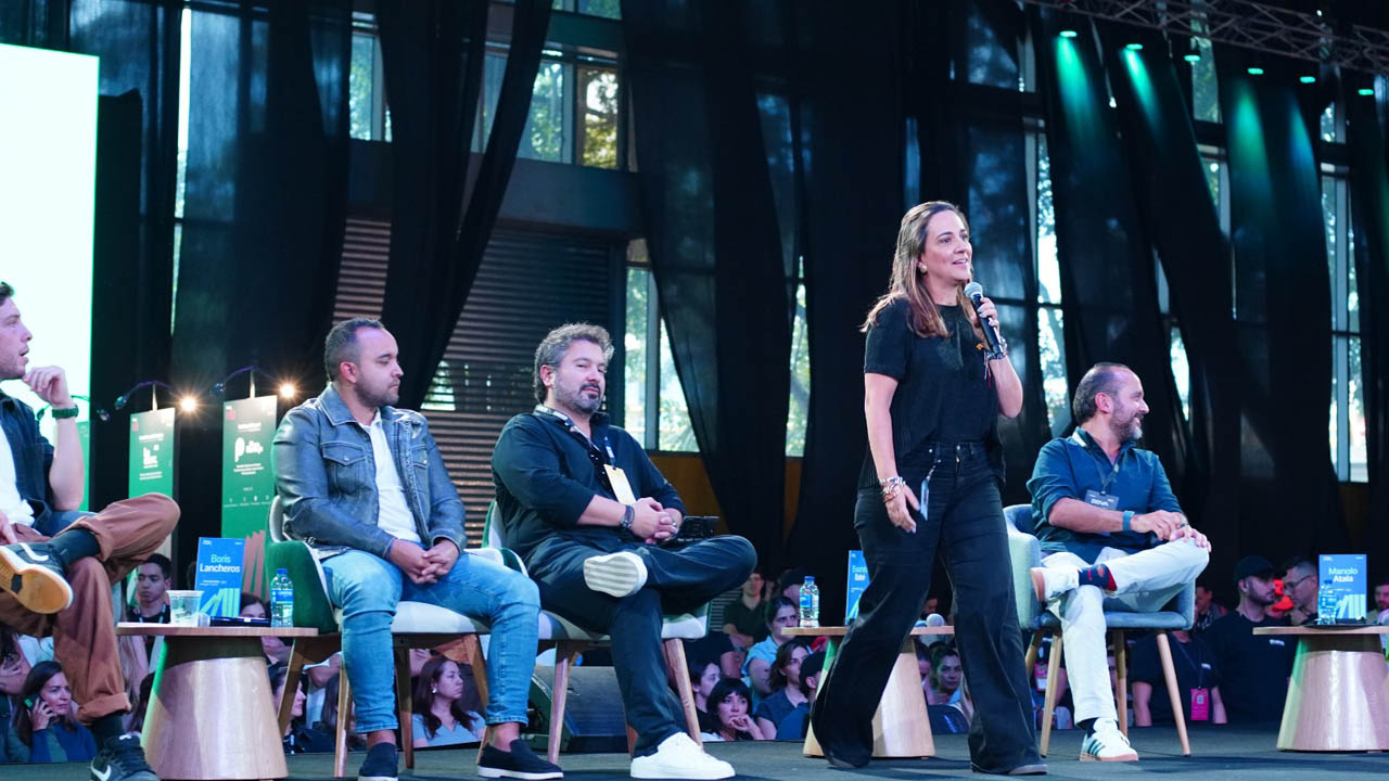 Imagen de grupo de panelistas en evento