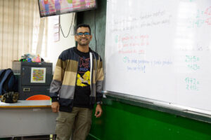 Imagen de hombre en aula de clase