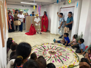 Imagen de indígenas reunidos