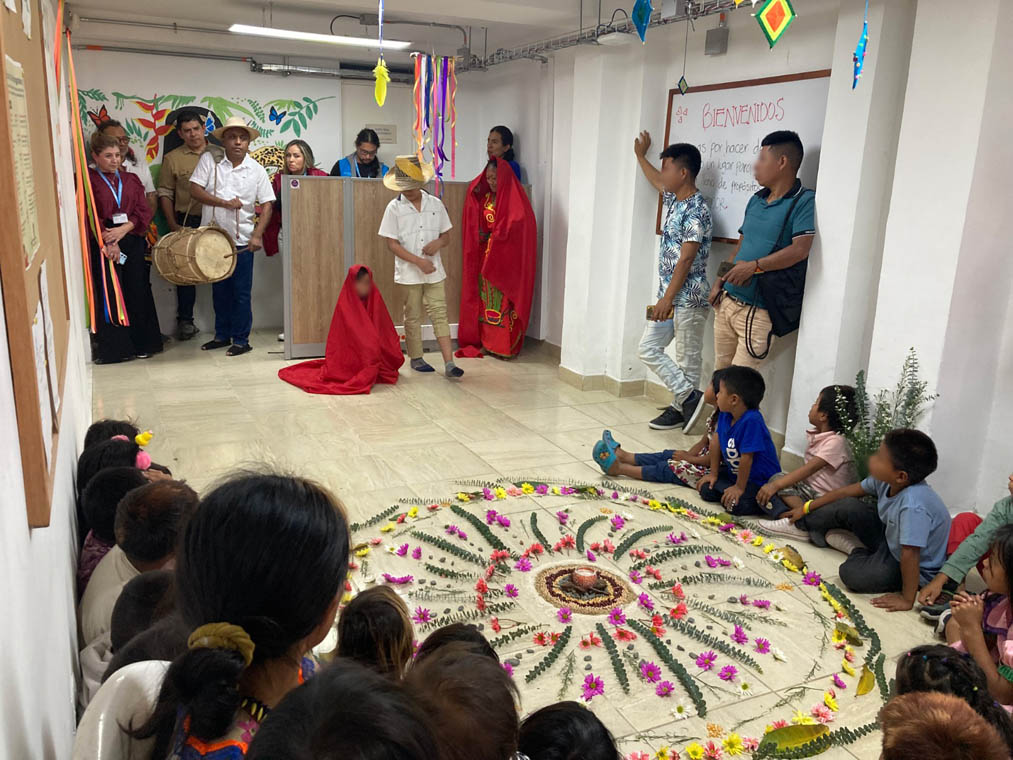 Imagen de indígenas reunidos