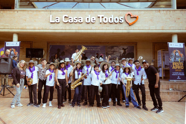 Imagen de jóvenes músicos con instrumentos
