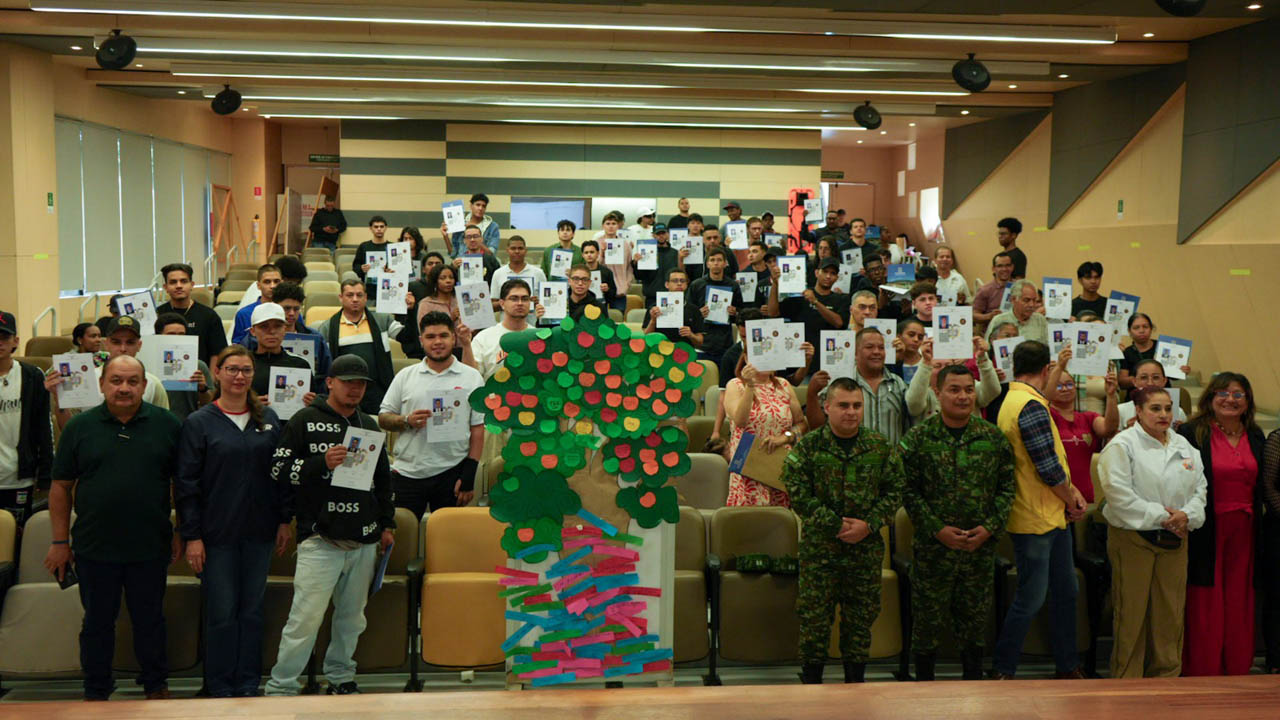 Imagen de jóvenes víctimas del conflicto que recibieron libreta militar