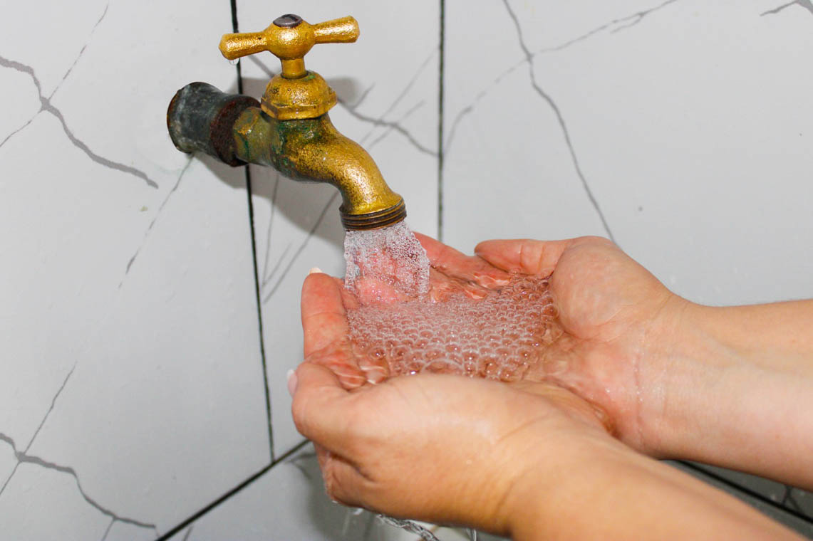 Imagen de manos recogiendo agua