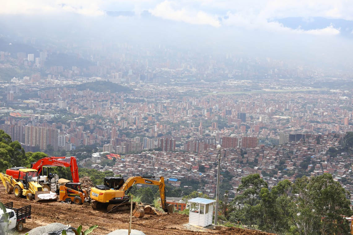 Imagen de maquinaria amarilla en panorámica de ciudad