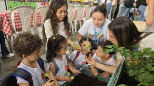 Imagen de niños con pequeñas plantas