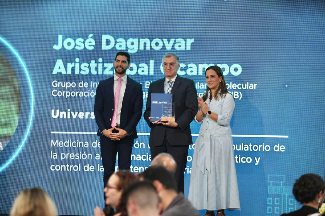 Imagen de panelistas en tarima de evento