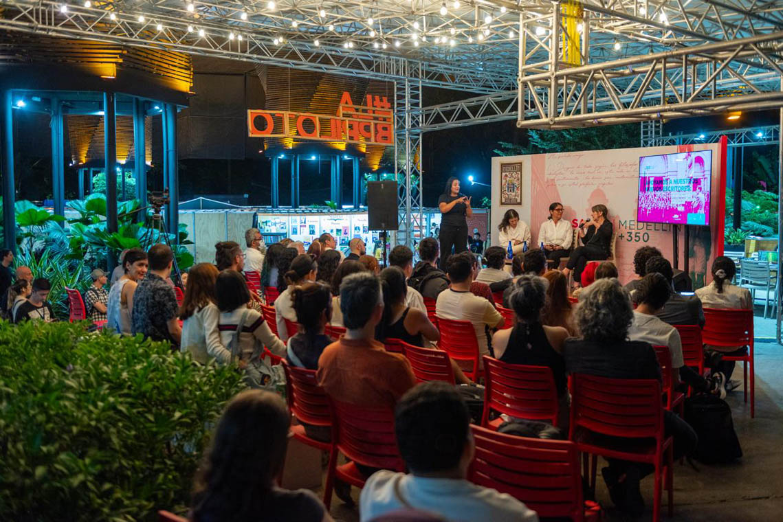 Imagen de participantes en charla de la Fiesta del Libro