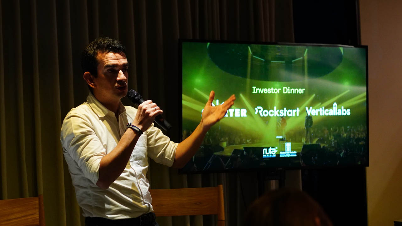 Imagen de persona en exposición