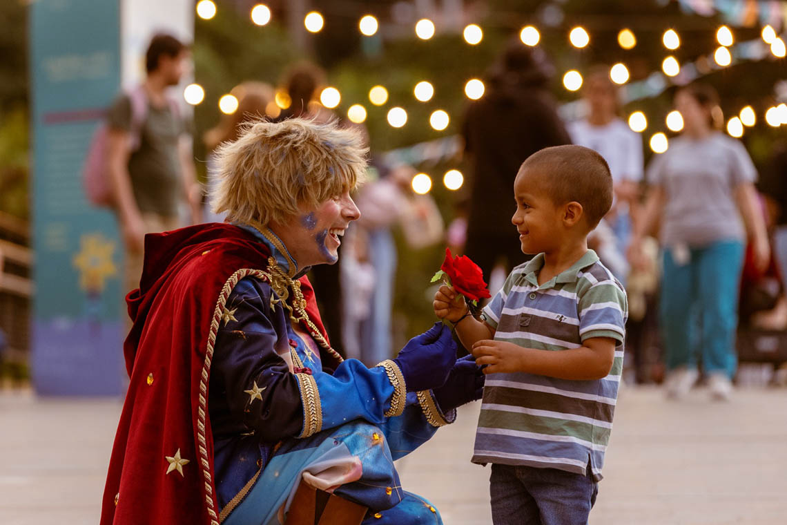 Imagen de personaje de El Principito con un niño