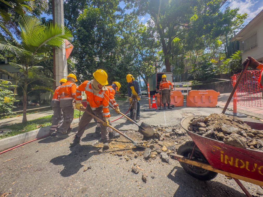 Imagen de personal tapando huecos