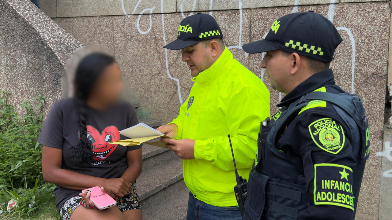 Imagen de policías leyendo derechos a ciudadana