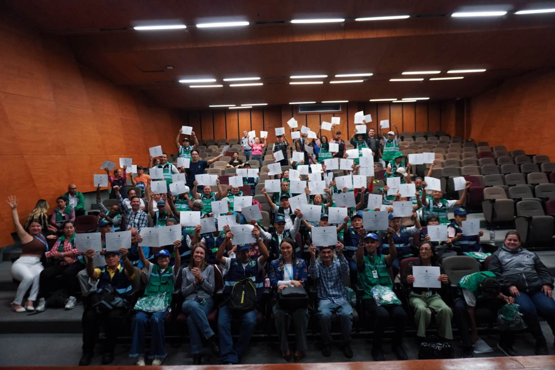 Imagen de recicladores con diplomas