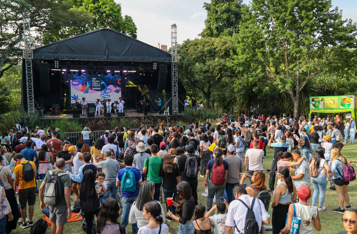 Imagen de tarima en la Fiesta del Libro y la Cultura
